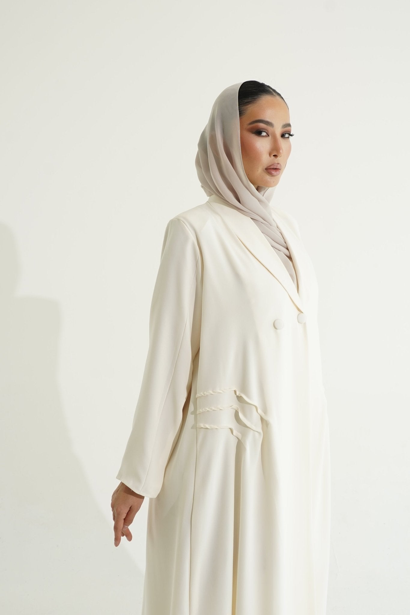 Off white abaya - | حصه لاين