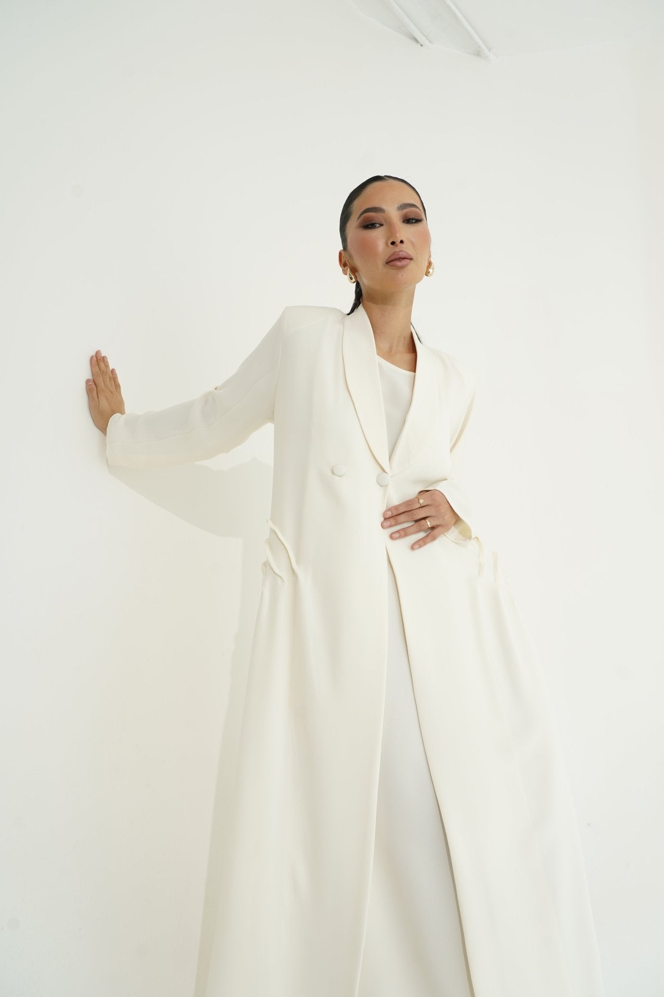 Off white abaya - | حصه لاين